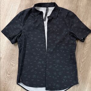 Lululemon Men's Short Sleeve Black Patterned Button-Up Shirt